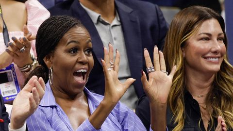 Michelle Obama, ehemalige First Lay der USA, trägt ihr Haar in Zöpfen
