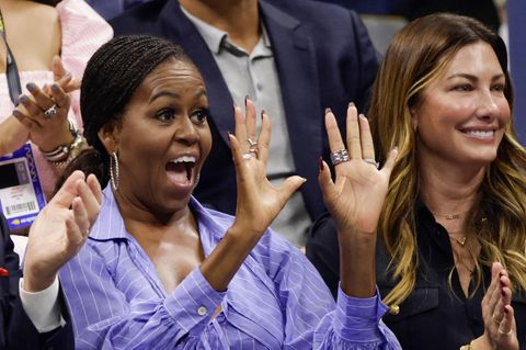 Michelle Obama, ehemalige First Lay der USA, trägt ihr Haar in Zöpfen