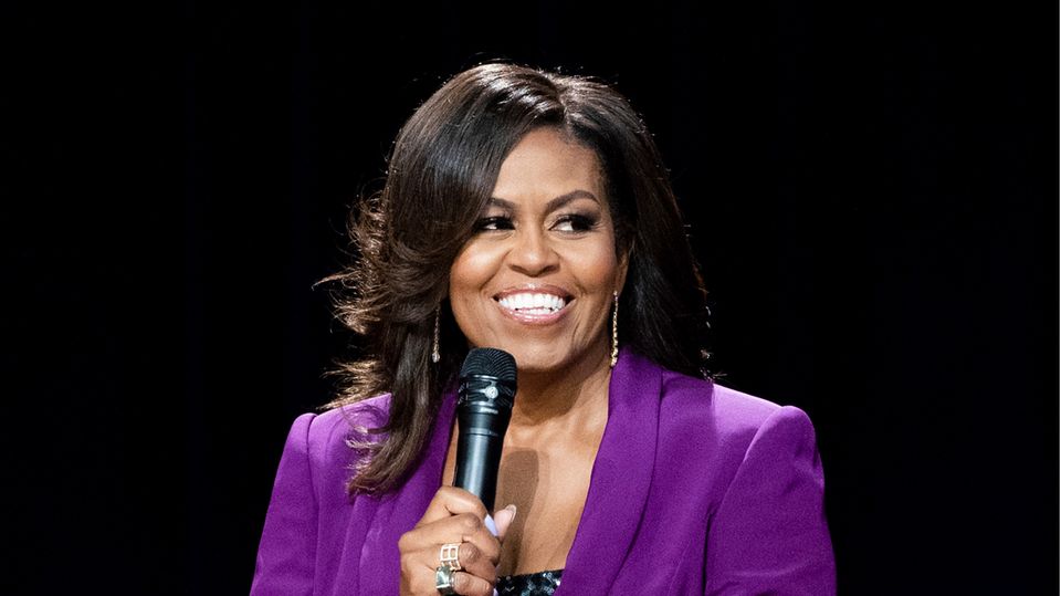 So haben viele Michelle Obama in Erinnerung: mit glatten Haaren. Hier ein Foto aus dem Jahr 2019. 