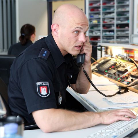 Nichterreichbarkeit der Notrufe 110 und 112: Polizist in der Leitstelle der Hamburger Davidwache