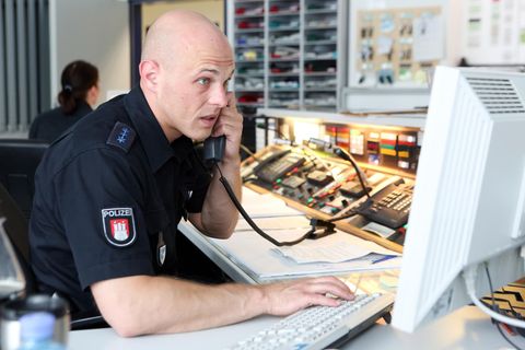 Nichterreichbarkeit der Notrufe 110 und 112: Polizist in der Leitstelle der Hamburger Davidwache