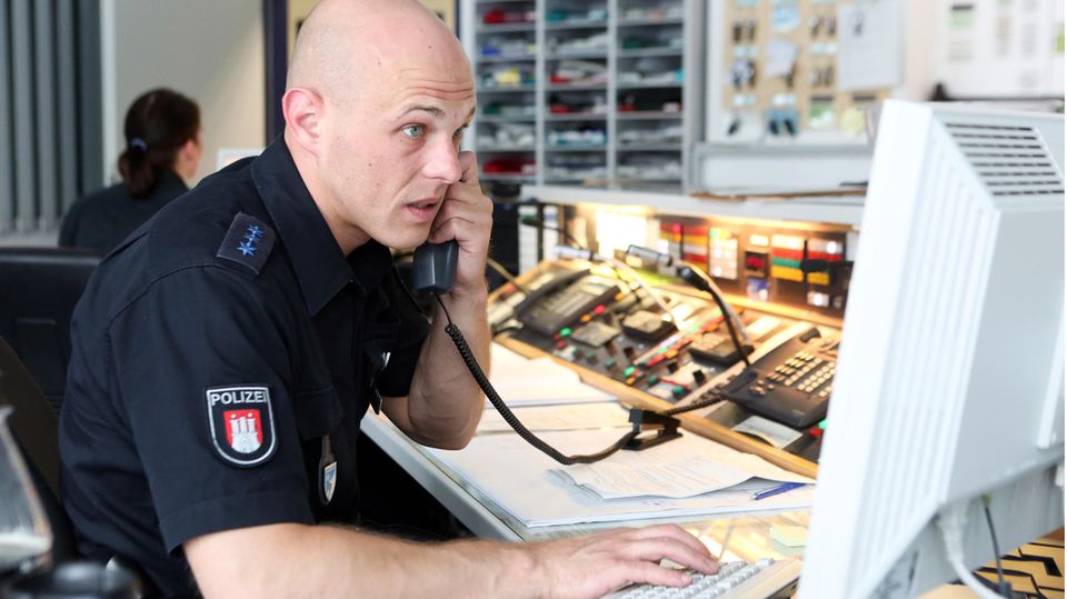 Nichterreichbarkeit der Notrufe 110 und 112: Polizist in der Leitstelle der Hamburger Davidwache