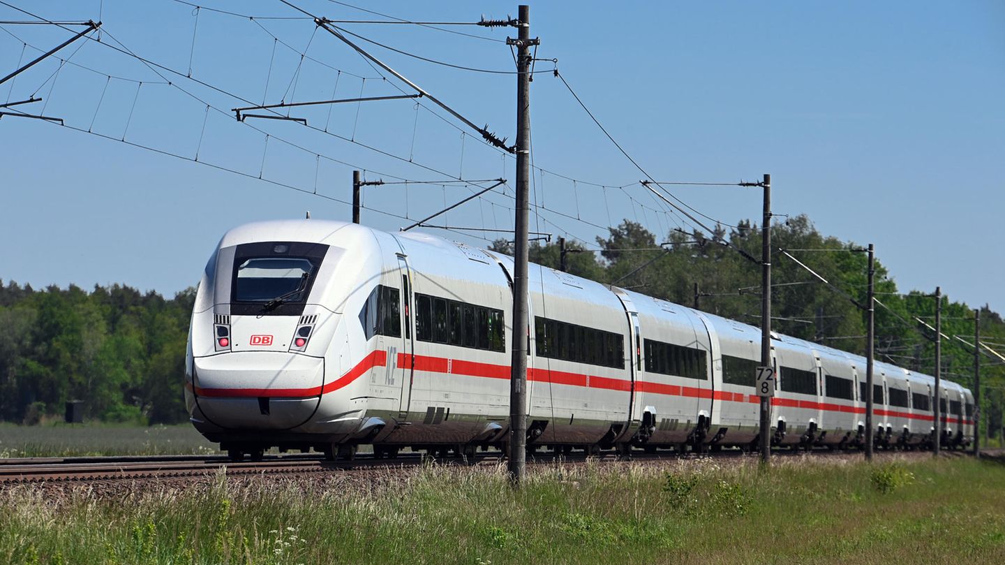Ein ICE auf der Strecke zwischen Hamburg und Berlin, die die Deutsche Bahn 2025 umfassend sanieren will
