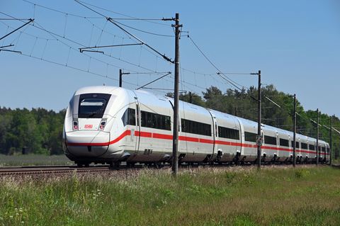 Ein ICE auf der Strecke zwischen Hamburg und Berlin, die die Deutsche Bahn 2025 umfassend sanieren will