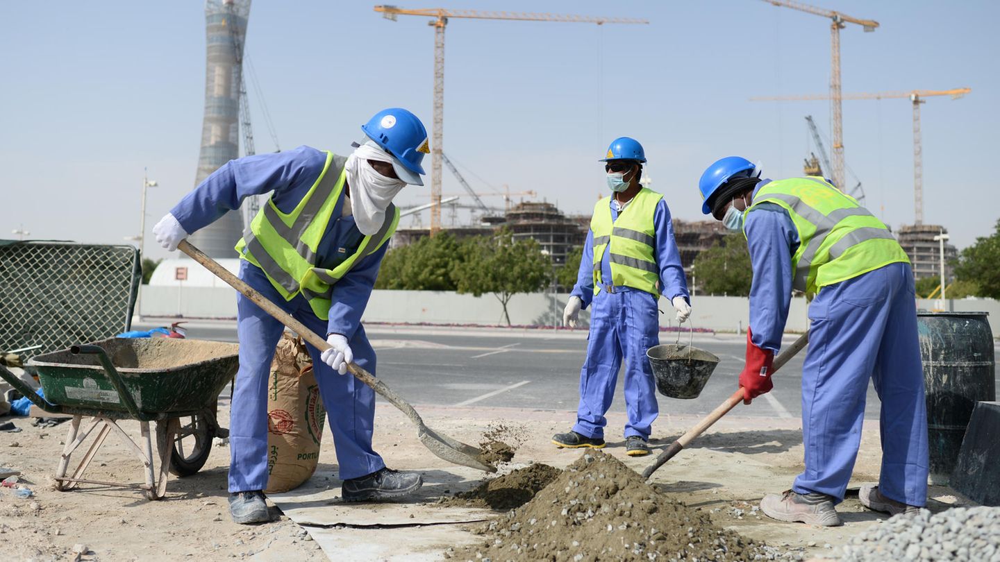 Qatar: Migrant workers report disturbing working conditions