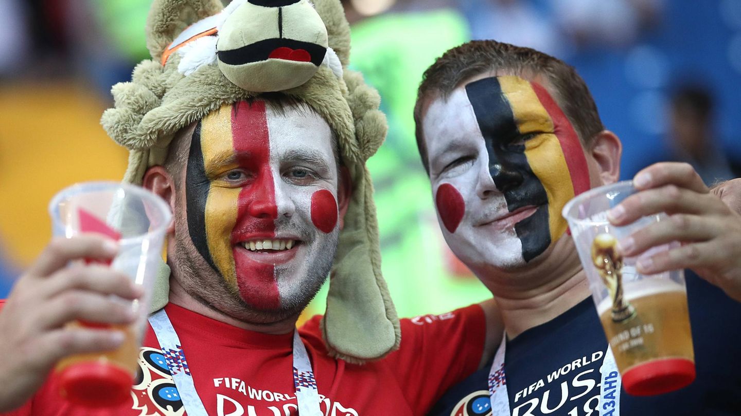 Zwei Fans trinken bei der Fßball-WM 2018 ein Bier