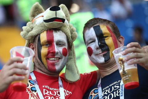 Zwei Fans trinken bei der Fßball-WM 2018 ein Bier