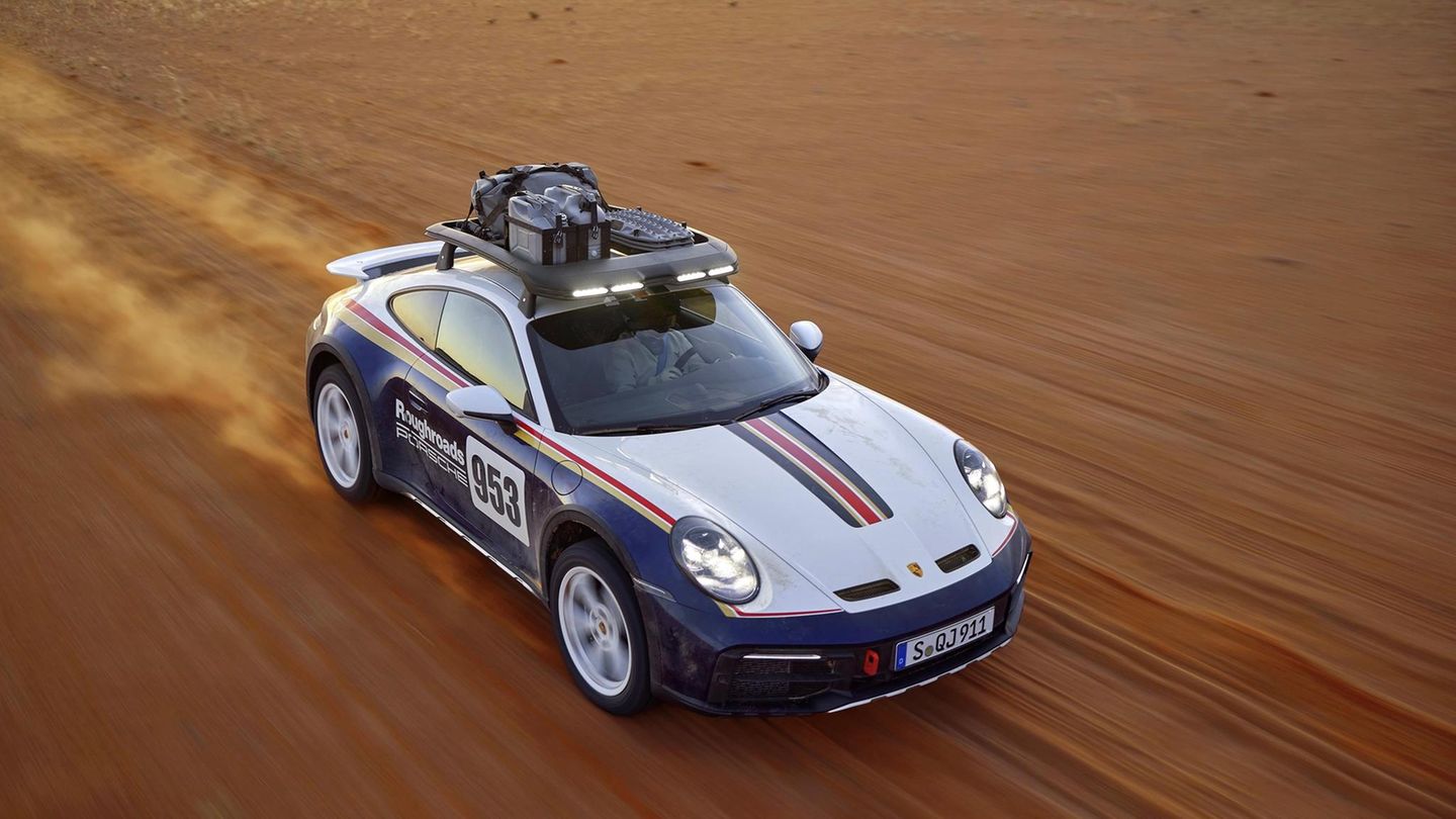 Porsche 911 Dakar: off-road racer with in-house folding spade