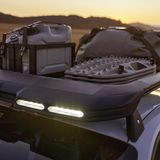 Als Zubehör bietet Porsche den Dachkorb im Bild, passende Benzinkanister, Bergeboards für weiche Böden und einen Klappspaten. Wer auf seinem Auto übernachten will, kann optional ein Dachzelt montieren.