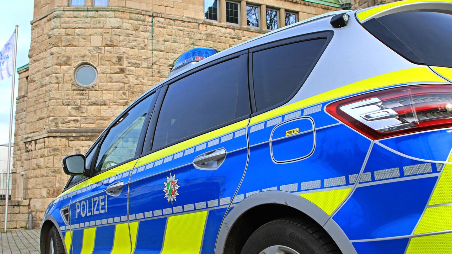 Ein Polizeiauto vor der Alten Synagoge in Essen