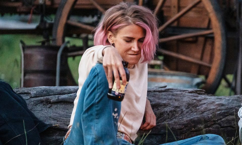 Neo-Western-Noir: Cowgirl Teeter ist "always hardcore" und steht ihre Frau in jeder Herausforderung. Cowgirl Teeter ist "always hardcore" und steht ihre Frau in jeder Herausforderung.
