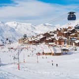 Der Skilift fährt über ein Bergdorf im französischen Skigebiet Val Thorens.