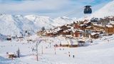 Der Skilift fährt über ein Bergdorf im französischen Skigebiet Val Thorens.
