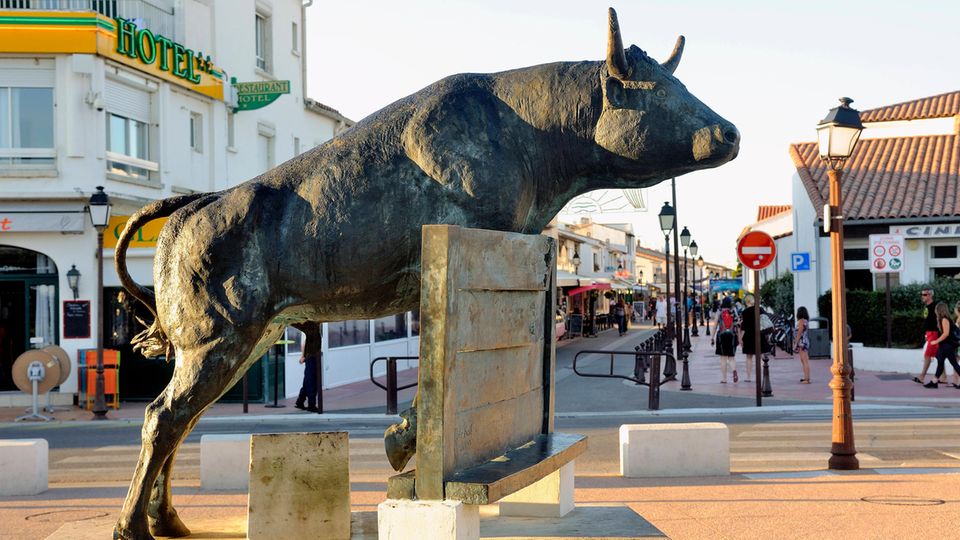 Stierkampf Frankreich Verbotsantrag Skulptur eines Stiers in Saintes-Married-de-la-Mer