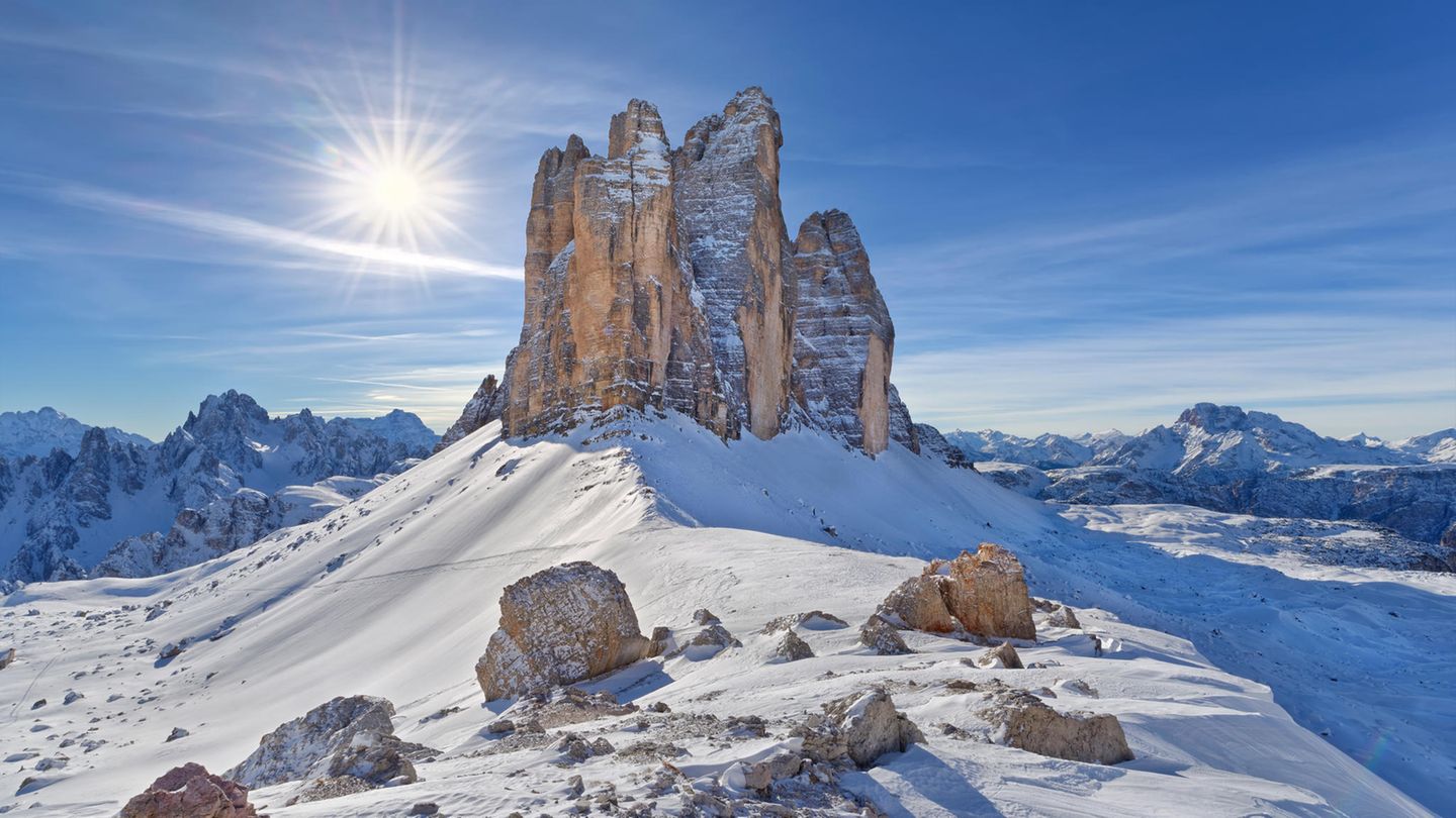 Ein kleines Bergdorf in den schneebedeckten italienischen Dolomiten. Ein kleines Bergdorf in den schneebedeckten italienischen Dolomiten.