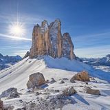 Ein kleines Bergdorf in den schneebedeckten italienischen Dolomiten.
