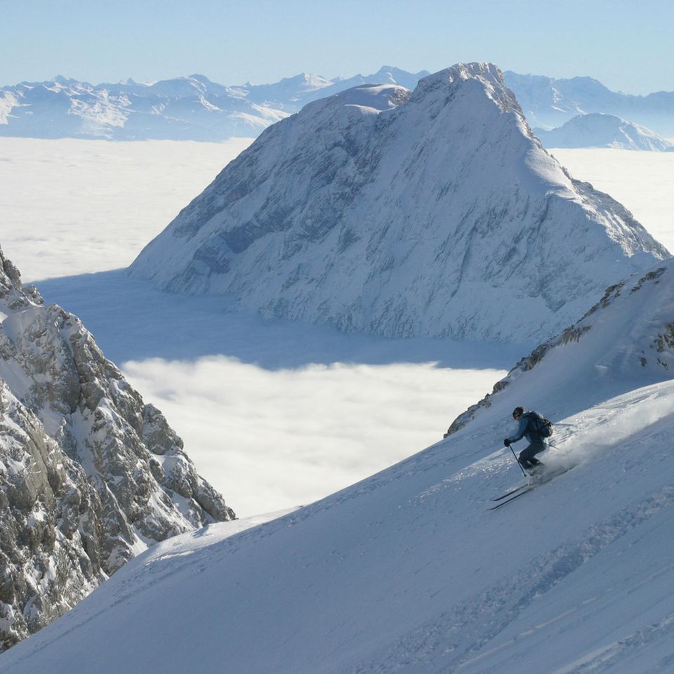 Ein Skifahrer fährt durch Klein Kanada an der Zugspitze