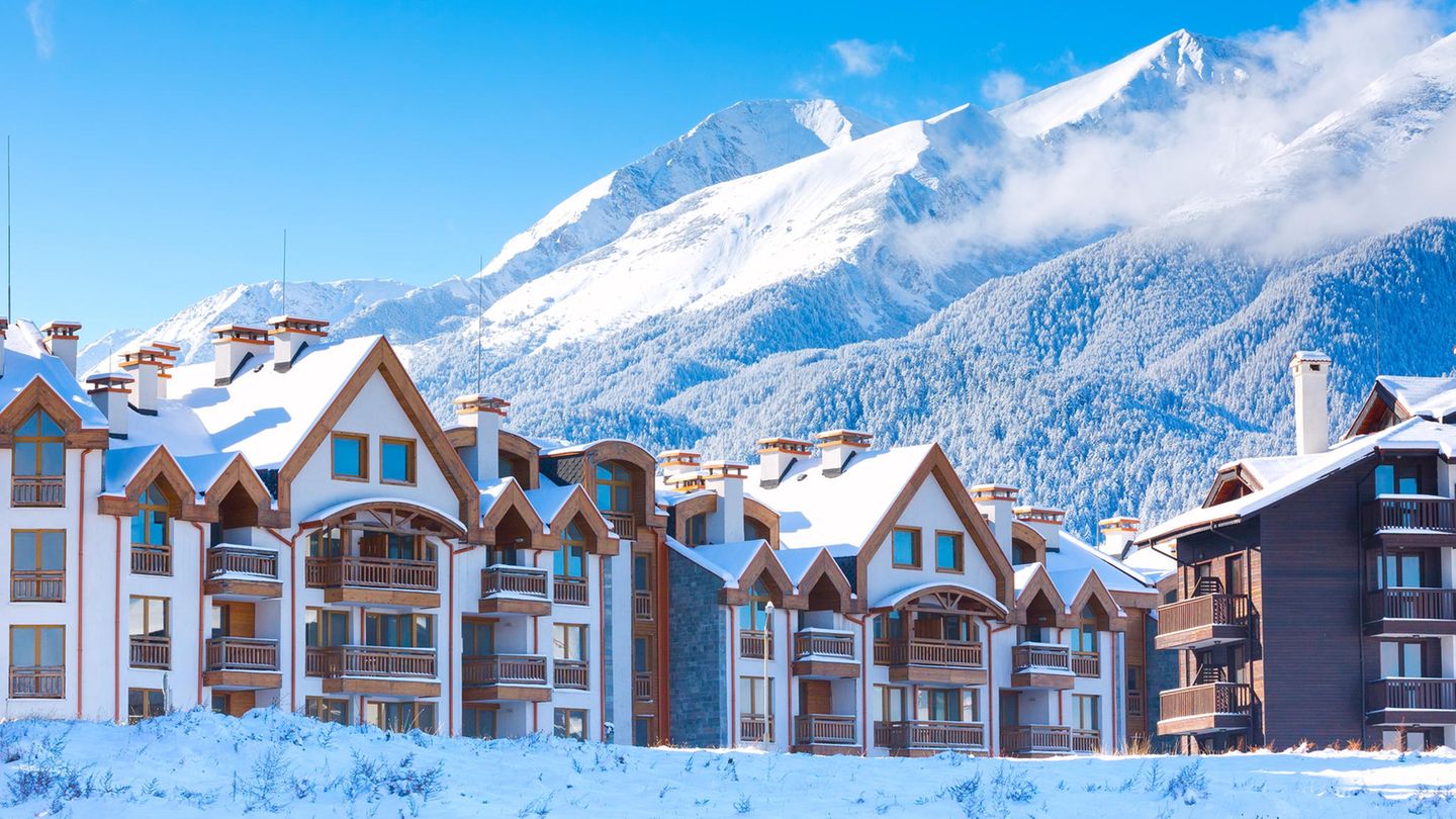 Eine Häuserreihe im bulgarischen Skigebiet Bansko. Eine Häuserreihe im bulgarischen Skigebiet Bansko.