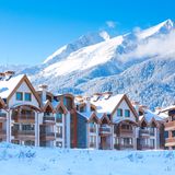 Eine Häuserreihe im bulgarischen Skigebiet Bansko.
