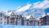 Eine Häuserreihe im bulgarischen Skigebiet Bansko.