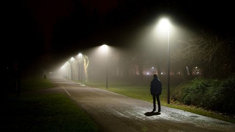 So ungefähr kann man sich die Wahrnehmung eines unter dem Usher-Syndrom leidenden Menschen vorstellen. Wie Welt ist weit, doch man sieht und hört davon nur noch einen kleinen Teil - bis es ganz dunkel und still wird.