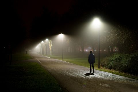 So ungefähr kann man sich die Wahrnehmung eines unter dem Usher-Syndrom leidenden Menschen vorstellen. Wie Welt ist weit, doch man sieht und hört davon nur noch einen kleinen Teil - bis es ganz dunkel und still wird.
