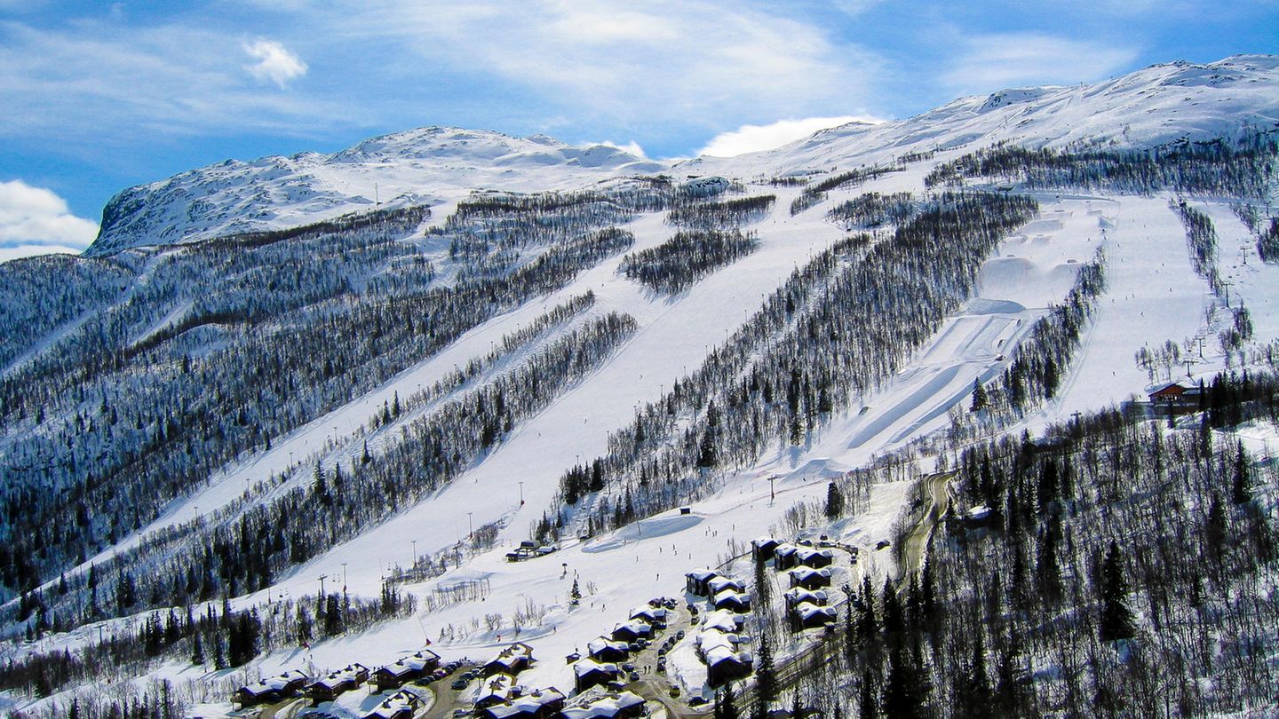 Blick auf die Skipisten im Skigebiet Hemsedal in Norwegen Blick auf die Skipisten im Skigebiet Hemsedal in Norwegen