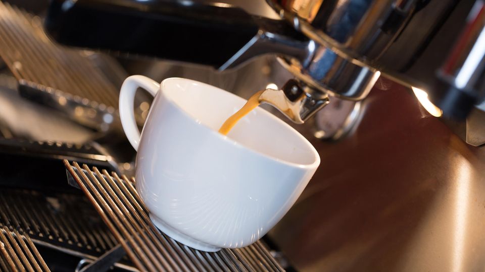 Black Friday: Ein Kaffeevollautomat presst Kaffee in eine Tasse