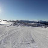 Åre, Schweden  Größe: 91 Pistenkilometer  Saison: 26. November 2022 bis 30. April 2023  Preis: 53 Euro für einen Tagesskipass  Warum sich ein Besuch lohnt: Das Skigebiet in Nordschweden gehört zu den größten Wintersportregionen in ganze Skandinavien und überzeugt mit vielfältigen Pisten und einem abwechslungsreichen Unterhaltungsprogramm abseits des Skivergnügens. Wem nicht nach der steilen Piste ist, der kann die Gegend mit Schneeschuhen erkunden oder sich kulinarisch in einem der vielen Restaurants verwöhnen lassen.