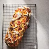Schnelles Tomaten-Cheddar-Brot
