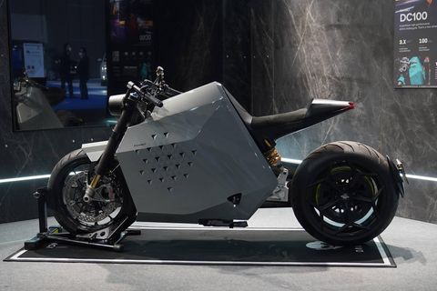 Das Elektro-Motorrad Davinci DC100 ist auf einer Messe ausgestellt