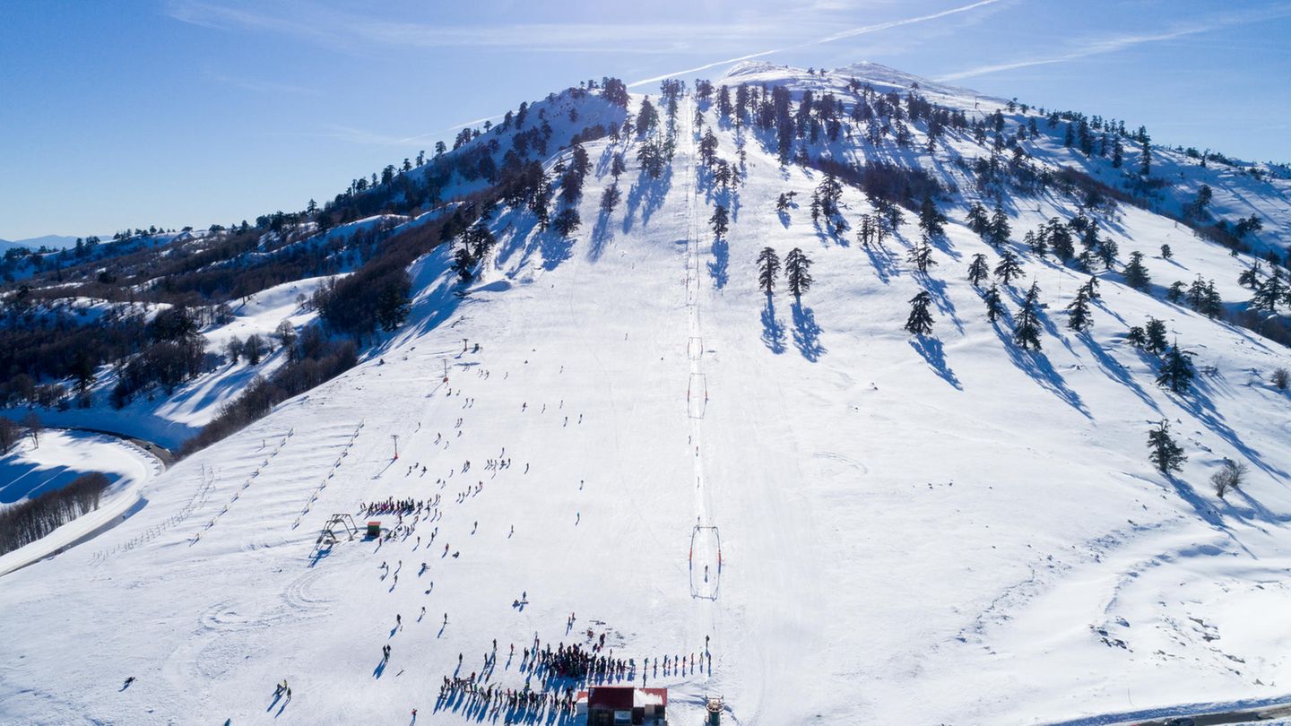 Blick auf die Skipiste im griechischen Skigebiet Vasilitsa. Blick auf die Skipiste im griechischen Skigebiet Vasilitsa.
