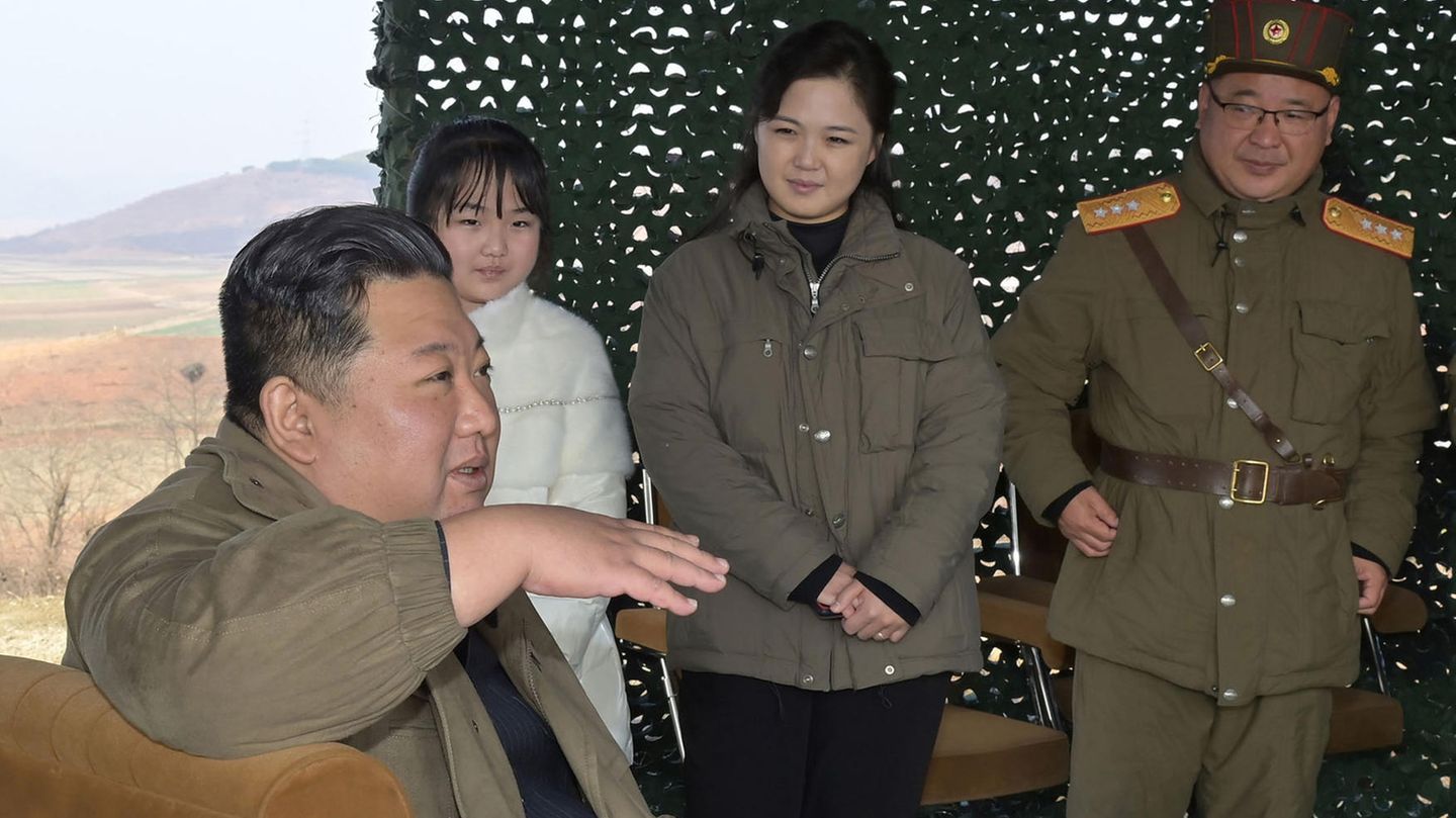 Nordkoreas Machthaber Kim Jong-un mit seiner Frau Ru Sol Ku und seiner Tochter