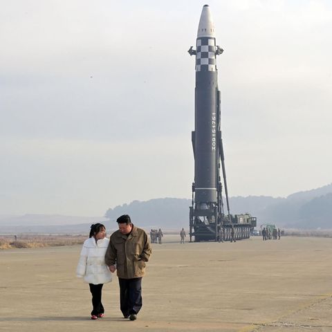 Kim Jong Un, Machthaber von Nordkorea, in Begleitung seiner Tochter 