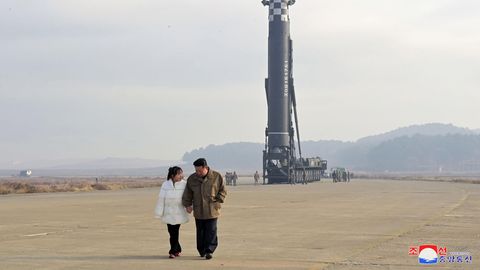 Kim Jong Un, Machthaber von Nordkorea, in Begleitung seiner Tochter 