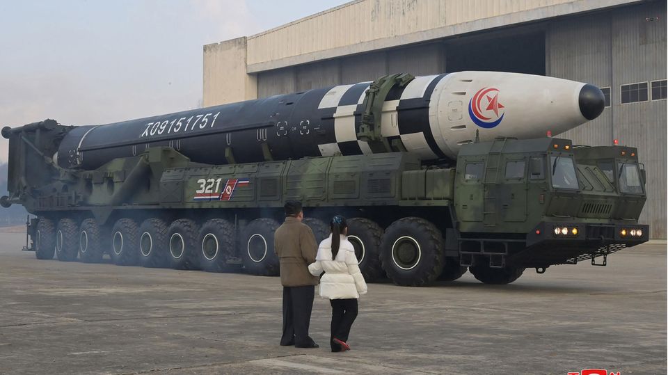 Kim Jong Un und seine Tochter betrachten eine Rakete