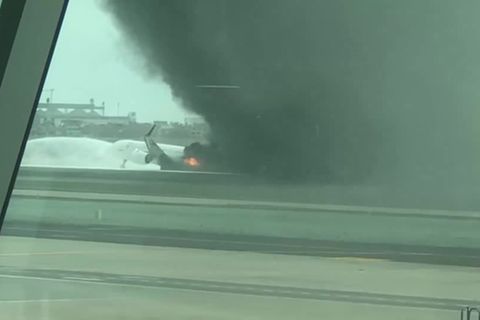 Video: Passagierflugzeug rammt Feuerwehrwagen - Zwei Tote
