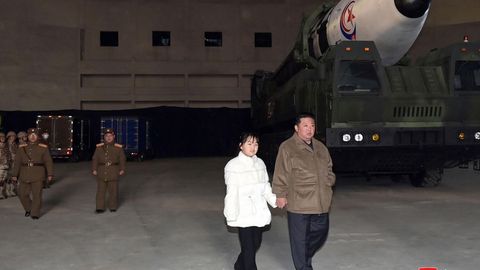 Nordkoreas Machthaber Kim Jong-un wird von seiner Tochter beim Test von Interkontinentalraketen begeleitet.