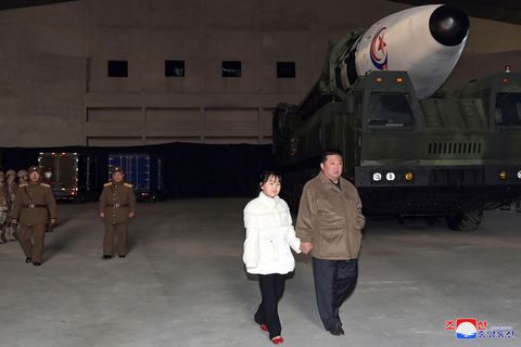 Nordkoreas Machthaber Kim Jong-un wird von seiner Tochter beim Test von Interkontinentalraketen begeleitet.