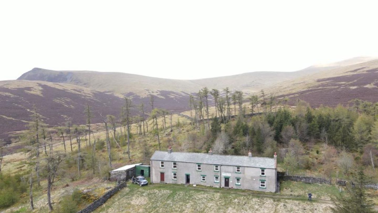 Skiddaw House: Auf den ersten Blick würde man das Skiddaw House nicht für ein Millionen-Anwesen halten. Allerdings ist es mit knapp 350 Quadratmetern schon ziemlich groß, verfügt über mehrere Küchen und Bäder. Auf den ersten Blick würde man das Skiddaw House nicht für ein Millionen-Anwesen halten. Allerdings ist es mit knapp 350 Quadratmetern schon ziemlich groß, verfügt über mehrere Küchen und Bäder.