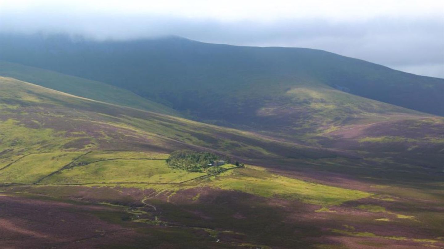 Skiddaw House: Der größte Schatz des Hauses ist allerdings seine Lage. Als größtes privates Grundstück im Lake Distrikt National Park gelegen, ist es in jeder Richtung Kilometer vom nächsten Nachbarn entfernt. Ganze zwölf Quadratkilometer umfasst entsprechend das angebotene Gelände Der größte Schatz des Hauses ist allerdings seine Lage. Als größtes privates Grundstück im Lake Distrikt National Park gelegen, ist es in jeder Richtung Kilometer vom nächsten Nachbarn entfernt. Ganze zwölf Quadratkilometer umfasst entsprechend das angebotene Gelände