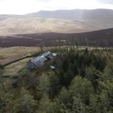 Trotzdem muss man nicht auf alle Annehmlichkeiten der Zivilisation verzichten. Das Haus ist mit modernen Duschen ausgestattet, Solarpanels auf dem Dach versorgen es mit Strom