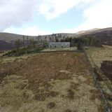 Die Anreise ist indes eher mühsam. Eine befestigte Straße gibt es nicht, die Anfahrt ist nur mit einem geländetauglichen Allrad-Fahrzeug möglich. Zu Fuß dauert die Wanderung knapp anderthalb Stunden