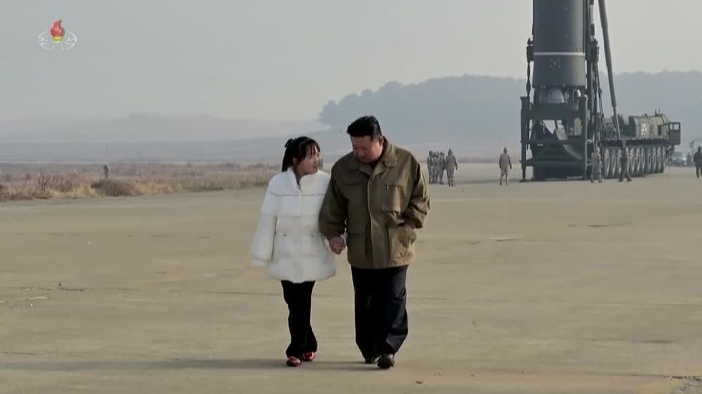 North Korea: Kim Jong Un brings daughter to missile test (video)