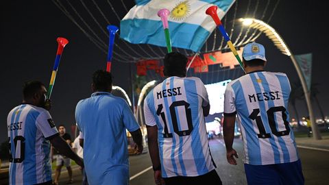Fußball-WM in Katar: Fans des argentinischen Teams ziehen durch Doha