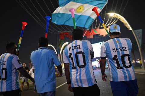 Fußball-WM in Katar: Fans des argentinischen Teams ziehen durch Doha