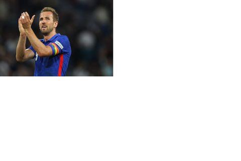 Englands Kapitän Harry Kane lässt sich von den Fans feiern