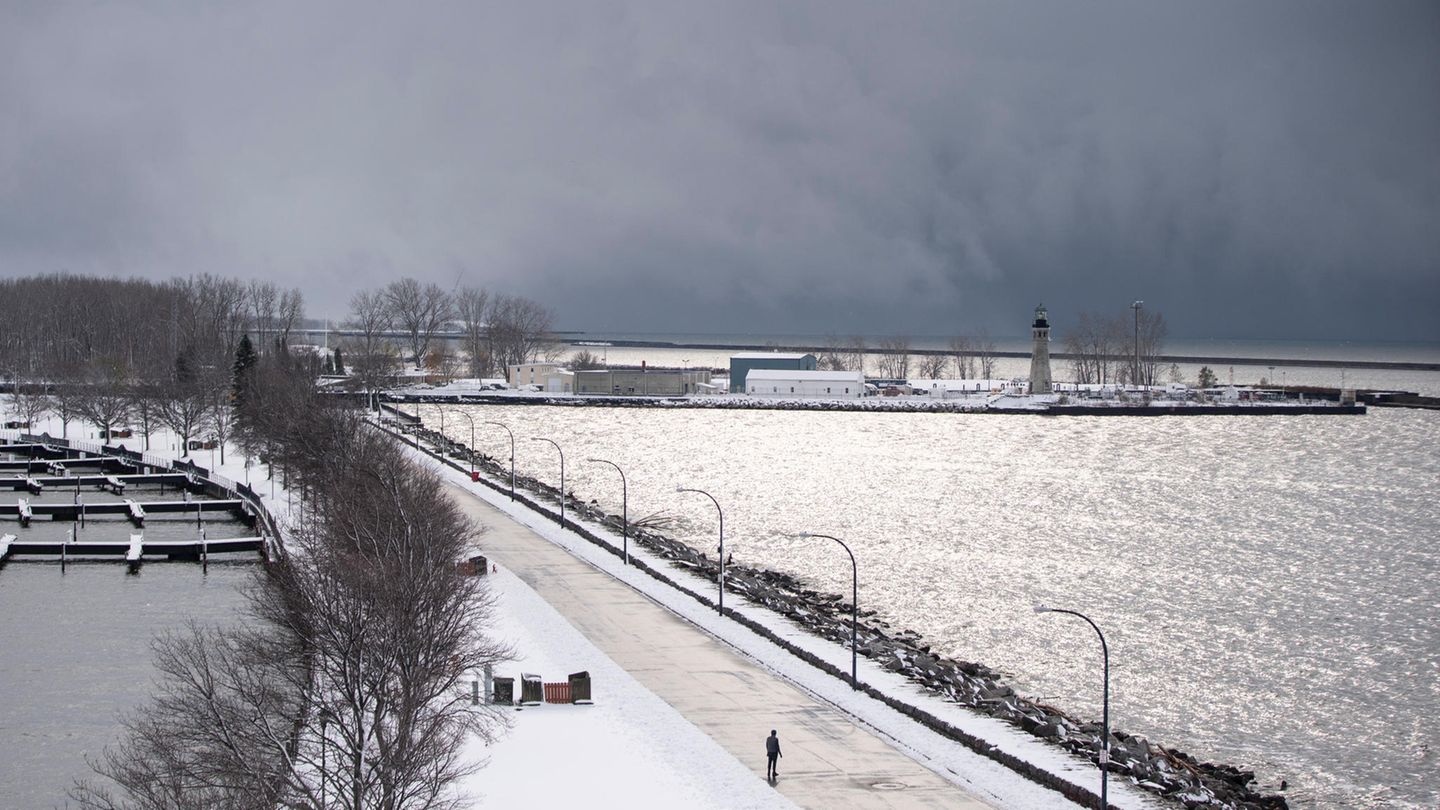 Dunkle Wolken ziehen über die Erie Basin Marina nach Schneefällen