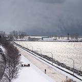 Dunkle Wolken ziehen über die Erie Basin Marina nach Schneefällen
