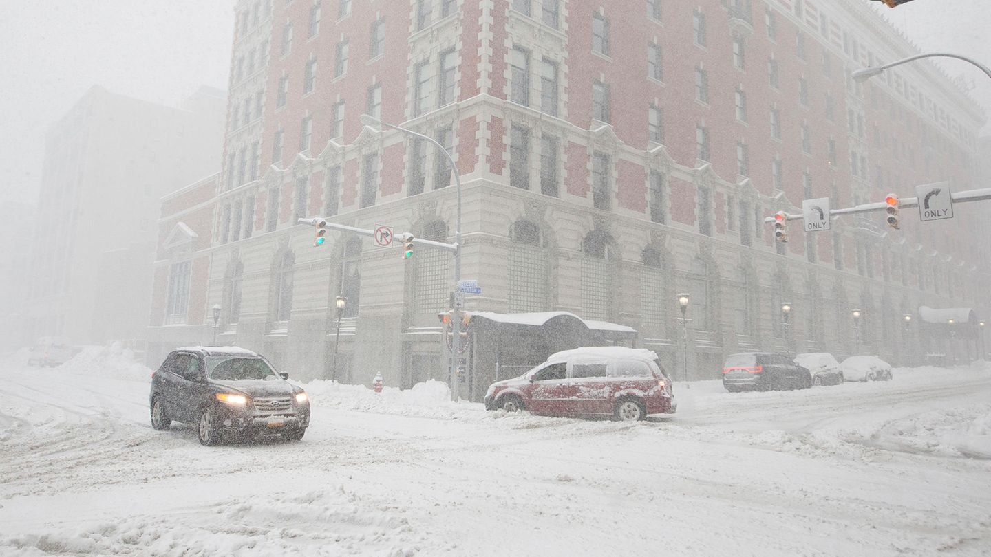 Wintereinbruch: Autos fahren im Schneetreiben auf einer Straße in Buffalo im Bundesstaat New York Autos fahren im Schneetreiben auf einer Straße in Buffalo im Bundesstaat New York